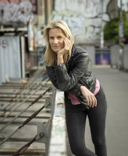 Sensible Chansons und knackig-pointierte Kabarettlieder pr&auml;sentiert Lucy van Kuhl in der Konzerthalle Bad Salzuflen. - &copy; Alexej Hermann