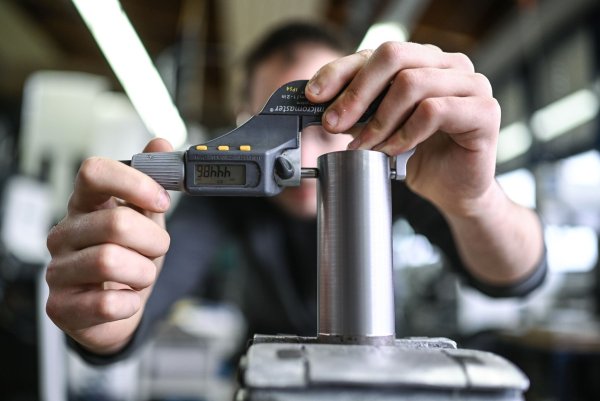 Ein Auszubildender im Metall-Handwerk misst in einem Ausbildungszentrum die Dicke eines Werkstücks. Viele Ausbildungsverträge werden vorzeitig gelöst. - © Felix Kästle/dpa