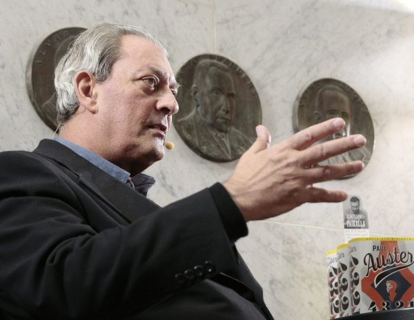 «Schreiben ist für mich kein Akt des freien Willens, es ist eine Frage des Überlebens»: Paul Auster (Archivbild). - © Aleksi Tuomola/Lehtikuva/dpa