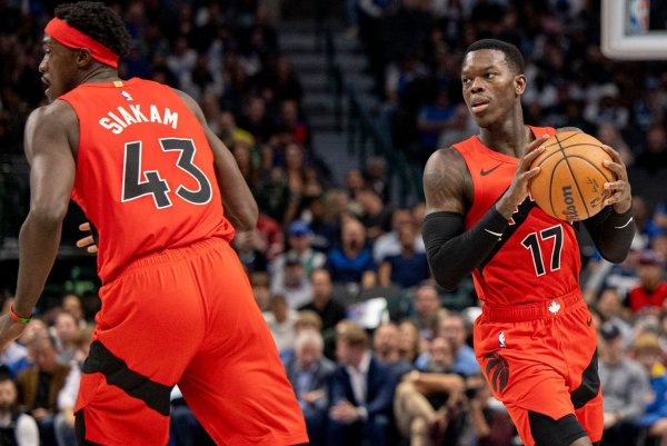 Dennis Schröder (r) erzielte 18 Punkte für die Toronto Raptors. - © Gareth Patterson/AP/dpa
