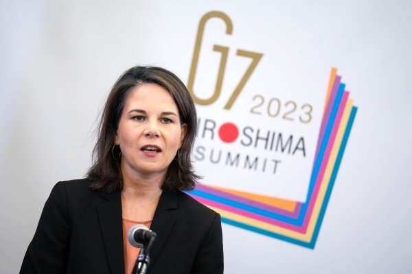 Bundesaußenministerin Annalena Baerbock gibt nach der Abschlusserklärung des G7-Treffens in Tokio eine Pressekonferenz. - © Sina Schuldt/dpa