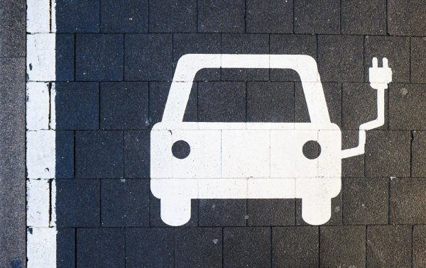 Ein Symbol markiert einen Parkplatz an einer Ladesäule für Elektrofahrzeuge. - © Julian Stratenschulte/dpa/Symbolbild