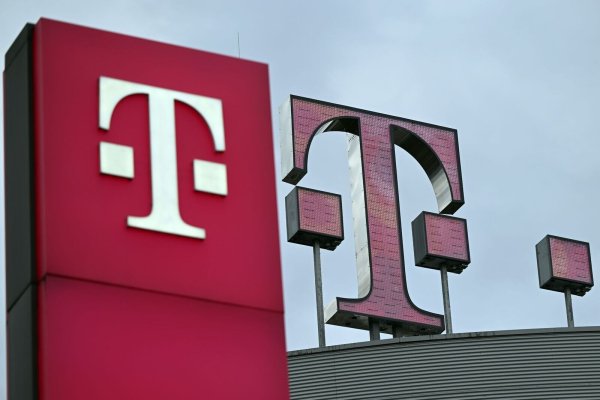 Das Logo der Telekom steht auf dem Dach der Unternehmenszentrale. - © Federico Gambarini/dpa/Symbolbild