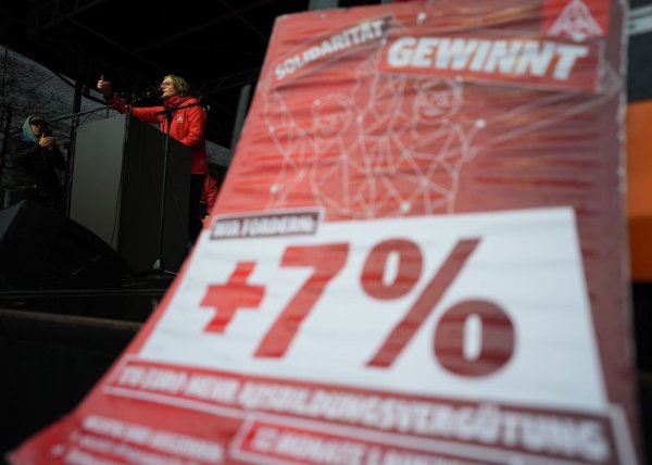 IG-Metall-Chefin Benner spricht während einer Kundgebung in Hamburg. - © Marcus Brandt/dpa