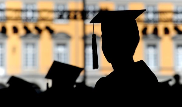 In einem «Nullten Semester» soll es Studentinnen und Studenten ermöglicht werden, in einzelne Fächer oder Studienschwerpunkte hineinzuschnuppern. (Symbolbild) - © Julian Stratenschulte/dpa
