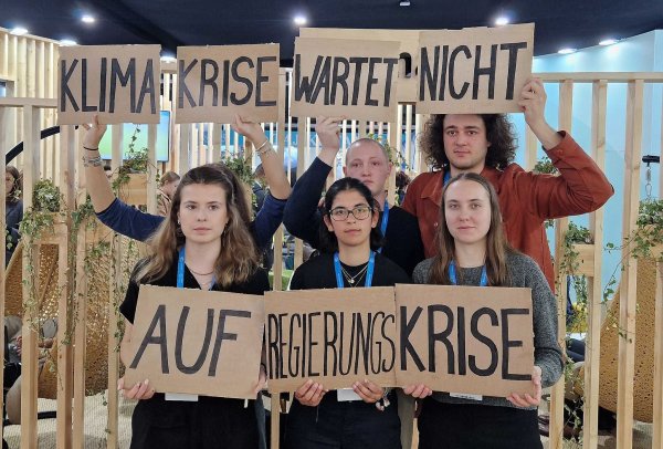 Auch in Baku dabei: Deutsche Aktivisten von Fridays for Future. - © Larissa Schwedes/-/dpa