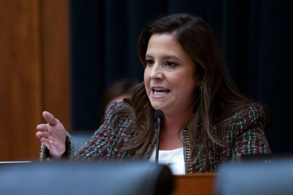 Stefanik zeichnete sich in den vergangenen Jahren als treue Verbündete Trumps aus. (Archivbild) - © Mark Schiefelbein/AP