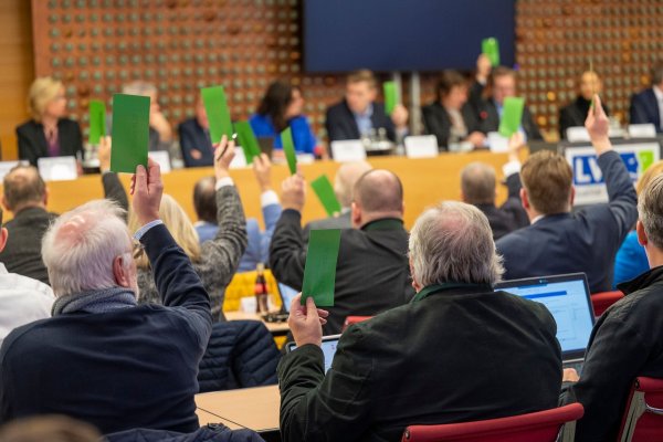 In der Landschaftsversammlung des Rheinlandes entscheiden die Mitglieder unter anderem über die Finanzierung vieler Einrichtungen von Psychiatrie und Behindertenhilfe, die der LVR für die Städte betreibt. - © Uwe Weiser/LVR/dpa