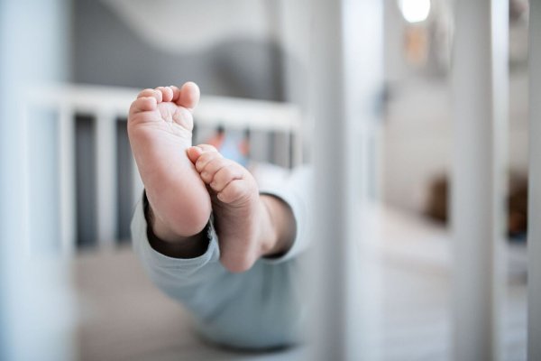 Bei einer Kinderwunschbehandlung im Ausland sollten wichtige Faktoren wie Klinikwahl, Kosten und rechtliche Lage beachtet werden. - © Fabian Strauch/dpa/dpa-tmn