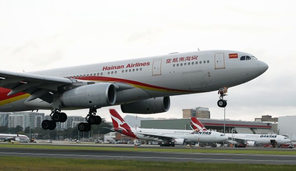 Eine Maschine von Hainan Airlines musste kurz nach dem Start östlich von Rom wegen eines Feuers umkehren. (Archivbild) - © Rob Griffith/AP/dpa
