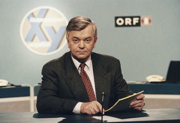 Peter Nidetzky im ORF-Studio der Sendung "Aktenzeichen XY ...ungelöst". - © Hermann Roth/ZDF/dpa