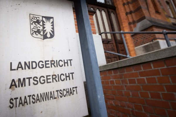 Die Flensburger Staatsanwaltschaft ermittelt gegen einen Jugendlichen, weil er einen Anschlag geplant haben soll. (Archivbild) - © Christian Charisius/dpa