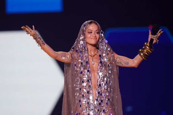 Rita Ora betrat nur leicht verhüllt die Bühne in der Co-op Live Arena in Manchester. - © Ian West/PA Wire/dpa