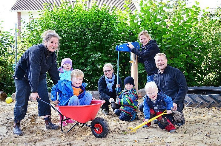 Groß und Klein verschönern Kita-Garten im "Kieselstein" | Lokale