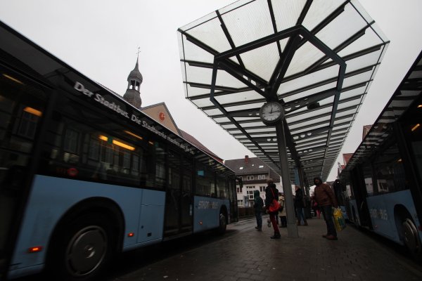 Der Stadtbus-Treffpunkt in der Lemgoer Mittelstraße. Einschränkungen im Fahrplan haben Fahrgäste trotz der Corona-Krise zunächst nicht zu befürchten. - © Archiv: Till Brand