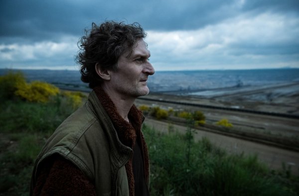 Konrad Baumann (Jörn Hentschel) steht an der Tagebau-Abbruchkante. - © Martin Valentin Menke/WDR/Bavaria Fiction GmbH/dpa