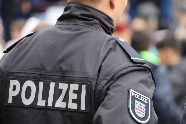 Polizeibeamte hatten einem Bericht zufolge mehr Arbeit mit Kriminalfällen. - © Bodo Schackow/dpa