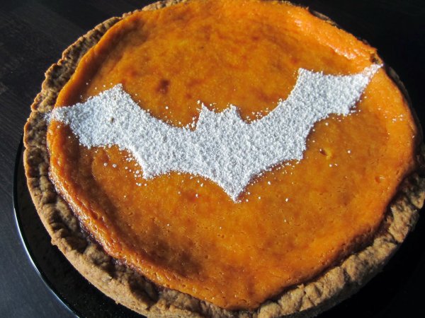 Mit Puderzucker verziert lassen sich auf dem Kürbiskuchen tolle Halloween-Motive darstellen. Aber Vorsicht: Den Zucker erst kurz vor dem Servieren auftragen! - © Yvonne Glandien