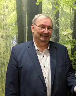 Bernd Rosarius aus Lage hat das Gedicht der Woche verfasst. Er geh&ouml;rt der Schreibgruppe &bdquo;Garten der Poesie&ldquo; sowie dem Kunst- und Kulturforum &bdquo;Kaleidoskop H&ouml;rste&ldquo; an, das Kulturveranstaltungen in dem Luftkurort organisiert. &bdquo;Wir haben viele Dichter und sehr gute Autoren in unseren Reihen&ldquo;, berichtet der Lagenser. Zurzeit m&uuml;sse man leider ohne Veranstaltungen auskommen und widme sich stattdessen der Buchproduktion und Online-Lesungen. Mehr Werke von Bernd Rosarius gibt es auf ?www.versenwelten.de. - &copy; Wolfgang Becker(LZ)