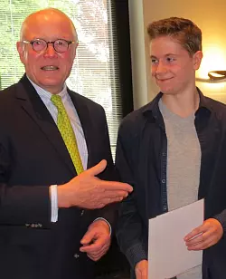 Stiftungsgeschäftsführer Georg-Jescow von Puttkamer überreicht Nils Deike einen Gutschein für ein Praktikum. - © Foto: Achim Krause