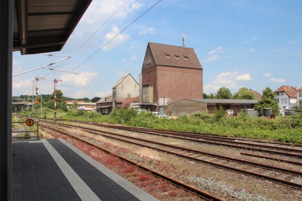 Alter Standort: Die Firma Krügermeyer möchte ihre Gebäude an der Elisabethstraße modernisieren und hat einen Grünstreifen nahe den Gleisen erworben. - © Cordula Gröne