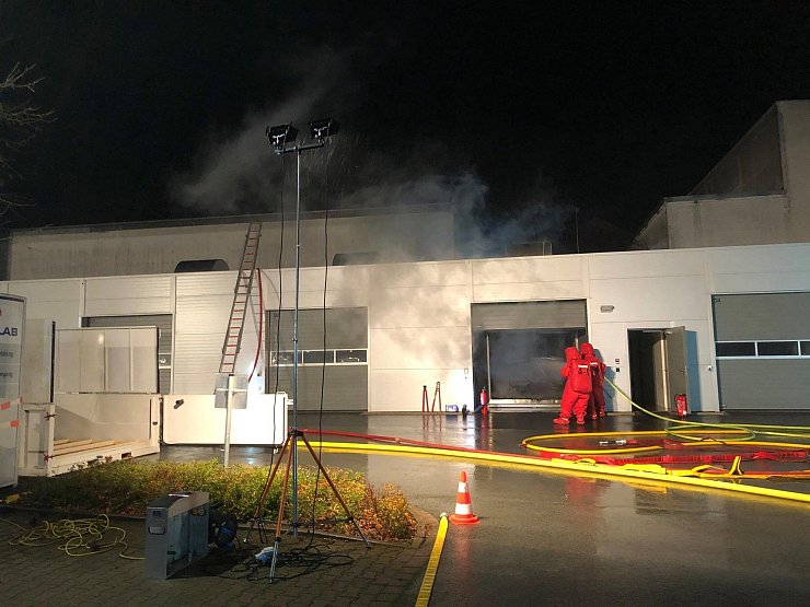 Durch den Brand im Testlab kam es zu erheblicher Rauchentwicklung. - © Feuerwehr Blomberg