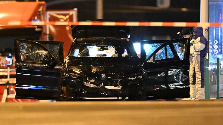 Die Spurensicherung arbeitet an dem schwarzen BMW, mit dem der mutmaßliche Täter in eine Menschenmenge auf dem Weihnachtsmarkt in Magdeburg gefahren sein soll. - © Hendrik Schmidt/dpa