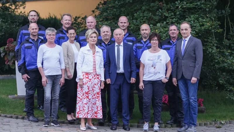 Heidrun und Wolfgang Wienkemeier (Bildmitte) feiern zusammen mit ihrem Team das 50-j&auml;hrige Bestehen ihres Unternehmens. - &copy; Brink Medien