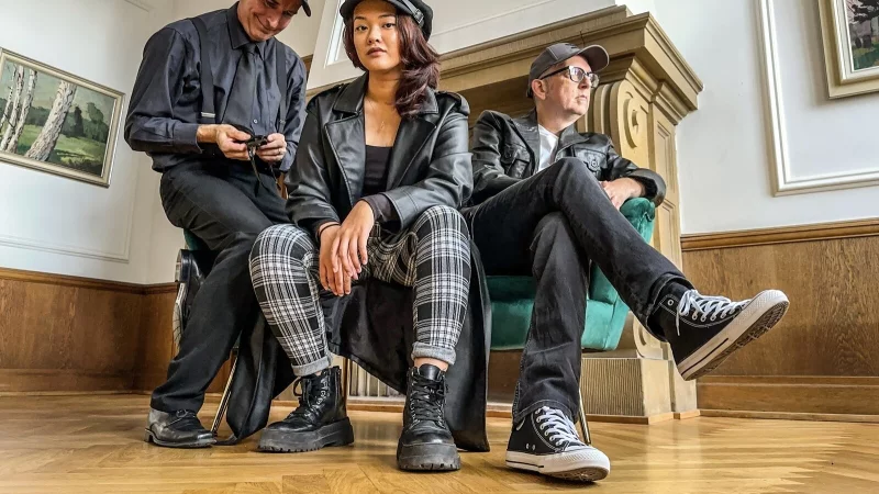 Stephan Otters, Aimee Tiamson und Jan Gerth (von links) haben als "Kleinstadtganoven" die Geschichte des Salzufler Kurhauses musikalisch in Szene gesetzt. - © Stephan Otters