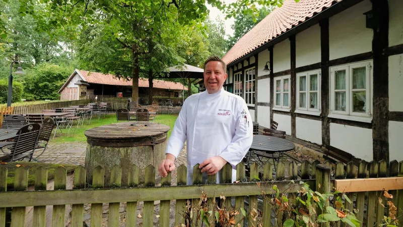 Vor zehn Jahren hat Silvio Eberlein den Museumshof Buschkamp übernommen und wohnt auch dort. Er fühlt sich in Bielefeld-Senne und im Grünen mit seiner Familie sehr wohl. - © Susanne Lahr