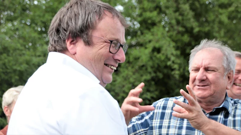 Zupackende Art: Herbert Gensicki (r.) erläutert dem sichtlich amüsierten NRW-Umweltminister Oliver Krischer, wie es gelang, so viele Flächen für den Naturschutz im Kreis Höxter zu sichern. - © David Schellenberg