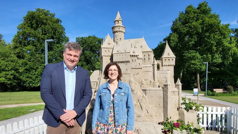 Sponsor Jan Lackmann vom Redingerhof und Gartenschau-Gesch&auml;ftsf&uuml;hrerin Rehana R&uuml;hmann sind vom imposanten Dornr&ouml;schen-Schloss aus Spezialsand begeistert. - &copy; Stadt Bad Lippspringe