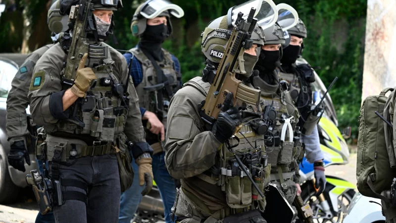 Ein Sondereinsatzkomando der Polizei nimmt am Samstagabend einen Steinhagener im Kreis Gütersloh fest. Dieser leistet erheblichen Wiederstand und wird angeschossen. - © Roberto Pfeil/dpa