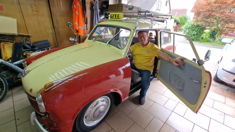 Gisbert Herrmann sitzt in seinem Lloyd 400 von 1956. Er hat f&uuml;nf Jahre lang daran geschraubt und nutzt ihn nun als Zweitwagen - nicht nur f&uuml;r Oldtimer-Treffen. - &copy; Nadine Uphoff