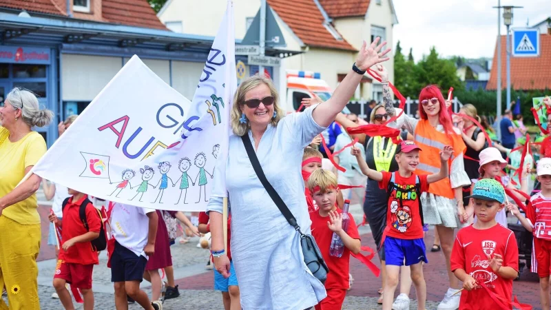 Der bunte Festumzug war der Höhepunkt der Feierlichkeiten zum 250. Geburtstag in Augustdorf - © Nicole Ellerbrake