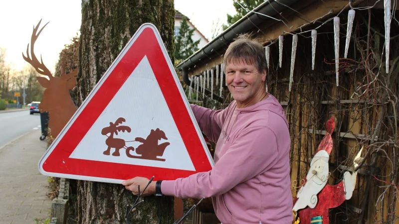 Einige Handgriffe muss Klaus D&uuml;wel noch erledigen, damit sein Haus ab dem 24. November im weihnachtlichen Glanz erstrahlt. - &copy; Lorraine Brinkmann