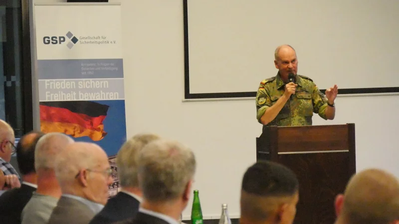 Brigadegeneral Hans-Dieter M&uuml;ller, Kommandeur des Landeskommandos, spricht in Augustdorf &uuml;ber die "Bundeswehr in NRW in der Zeitenwende". - &copy; Jost Wolf