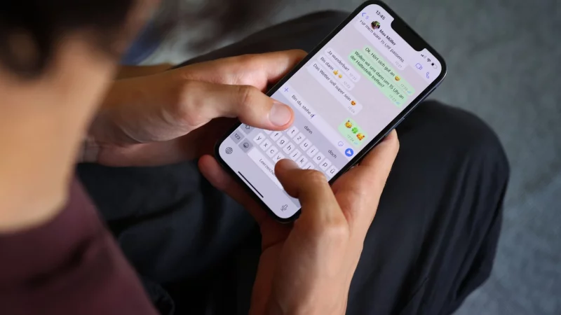 Die Nutzung des Smartphones stellt viele Menschen vor Probleme. Die Selbsteinsch&auml;tzung der Deutschen zu ihrer digitalen Fitness wirft Fragen auf. - &copy; picture alliance/dpa