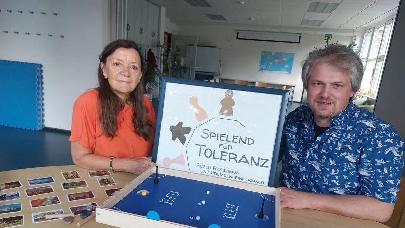 Henning Arnecke vom Blomberger Bündnis und Beatrix Schröder, Mitarbeiterin der Blomberger Einrichtung "Beratung und Treffpunkt" des SOS-Kinderdorfes freuen sich auf den Spieleabend zum Ferienstart. - © Michaela Weiße