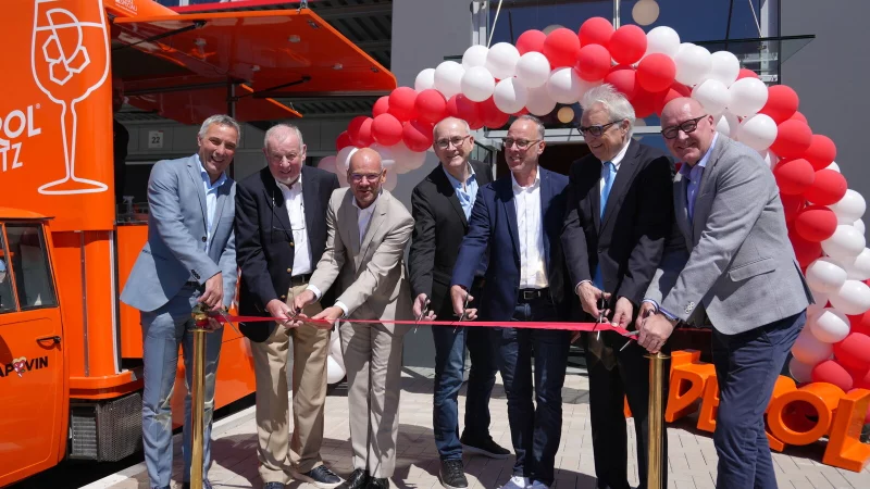 Das Band am Eingang des Neubaus wird zerschnitten: (von links) Bürgermeister Dirk Tolkemitt, Firmengründer Udo Voßhenrich, Oliver Voßhenrich, Bernd Schäkel (Geschäftsführer "POS Tuning"), Christoph Moser (Geschäftsführer "POS Tuning"), Volker Steinbach (Präsident der IHK Lippe zu Detmold) und Michael Gerling (Geschäftsführer des EHI Retail Institute, Köln). - © Maren Brettmeier