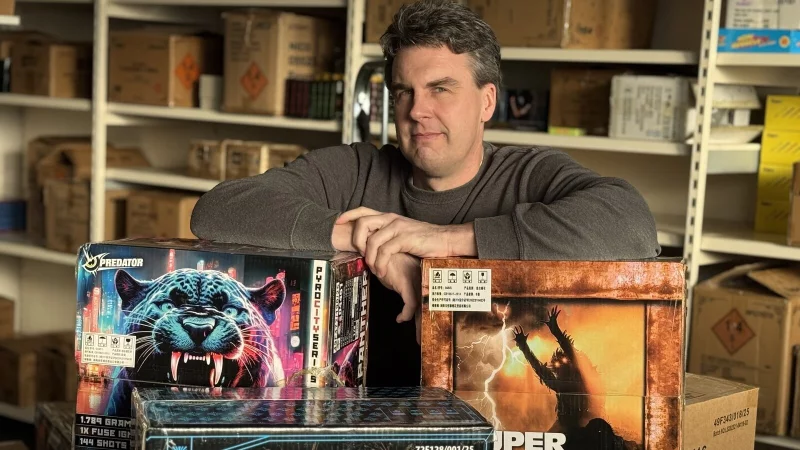 Pyrotechniker Daniel Dick verkauft Feuerwerks-Fachhandelsware in Sch&ouml;tmar. - &copy; Sandra Castrup