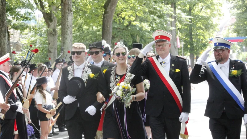 König René I. und Königin Denise I. führen den großen Festumzug durch die Stadt. - © Juliana Szabo