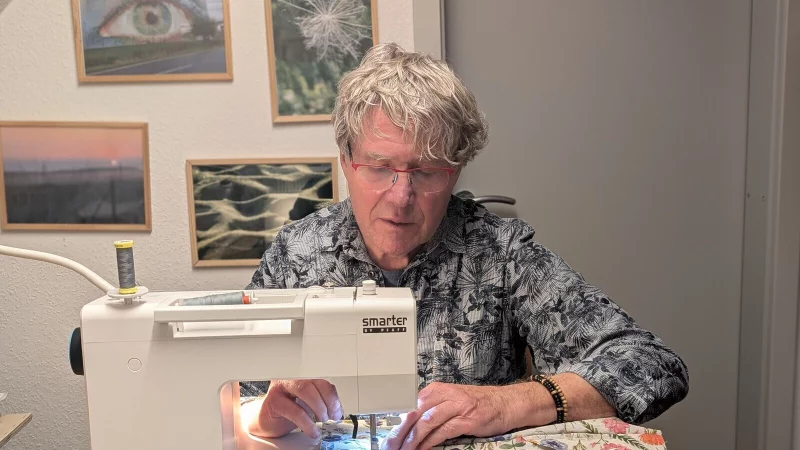 An einem langen Abend k&ouml;nnen es bis zu 20 Kissenh&uuml;llen werden: Ragnar Stodenberg (79) aus Hohenhausen an seiner N&auml;hmaschine. - &copy; Annika Langhagel