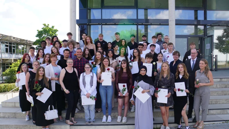 Abschied: Absolventinnen und Absolventen mit Lehrkräften der Handelsschule. - © Hanse-Berufskolleg