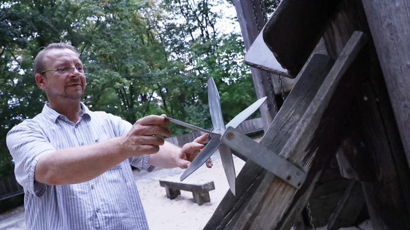 Bei seinem Besuch des Schenke-Parks nimmt FDP-Fraktionsvorsitzender Sascha Priebe auch die Jahre gekommenen Spielger&auml;te auf dem angrenzenden Spielplatz in den Blick. - &copy; Patrick Menzel