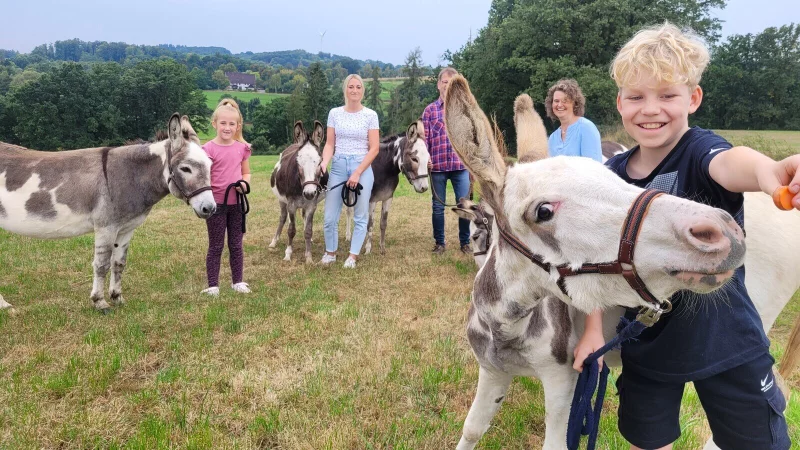 Fl&ouml;ckchen und Jonah sind ein eingespieltes Team. In sch&ouml;nster Landschaft sind auch Amelie (von links), Annika, J&ouml;rn Scheibig und Manuela Klemme mit den Langohren unterwegs. - &copy; Katrin Kantelberg