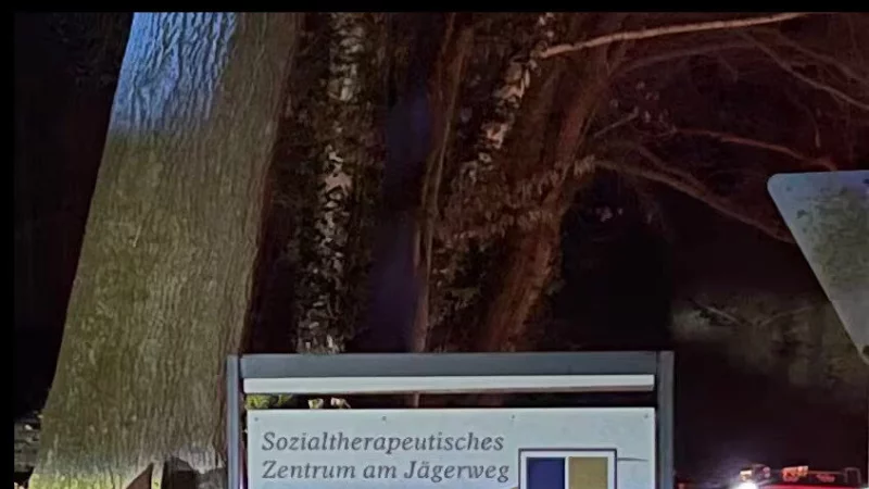 Gro&szlig;er Polizeieinsatz am Sozialtherapeutischen Zentrum am J&auml;gerweg in Bad Pyrmont: Die Einsatzleitung zog neben der Verhandlungsgruppe auch eine robuste Verf&uuml;gungseinheit hinzu. - &copy; Ulrich Behmann