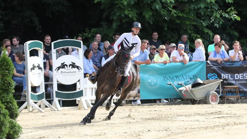 Auch Springreiter Tom Schewe, zuletzt beim CHIO in Aachen am Start, nahm am S*-Springen in Eschenbruch teil. - &copy; Oliver K&ouml;nig