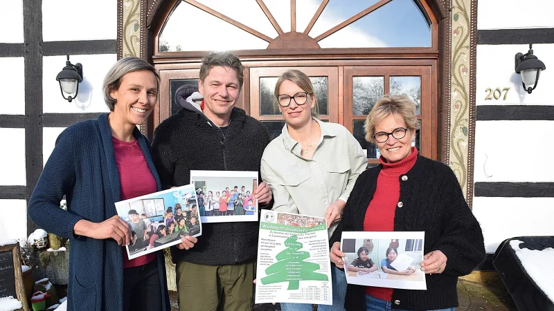 Linda Lessmeier von der Kinderhilfe Thailand hofft gemeinsam mit Marc und Anne Schröder sowie Renate Kleimann (von links) vom Königshof, dass viele Menschen die Weihnachtsbaum-Aktion unterstützen. Foto: Karin Prignitz - © Karin Prignitz
