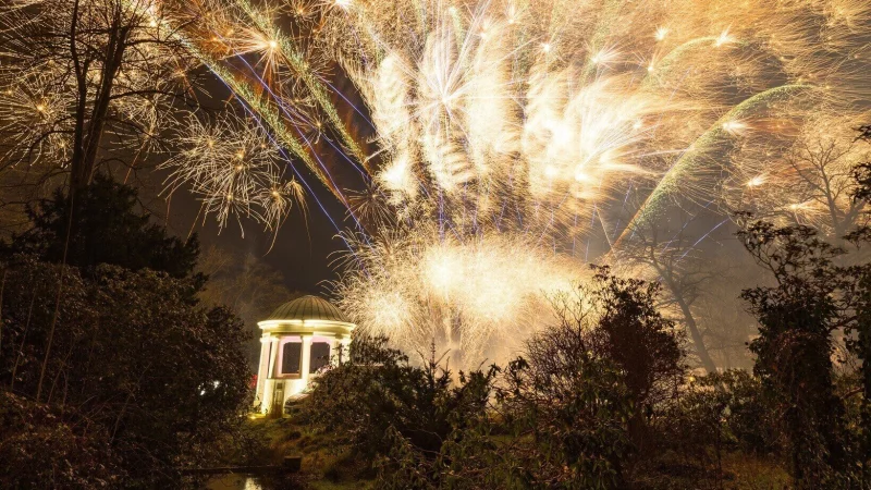 Die Stadt Bad Salzuflen l&auml;dt zum gro&szlig;en Silvester-Open-Air am 31. Dezember 2025 in den Kurpark, wo das neue Jahr mit einem visuell-spektakul&auml;ren H&ouml;henfeuerwerk eingel&auml;utet wird. - &copy; Stadt Bad Salzuflen/C.Schwier